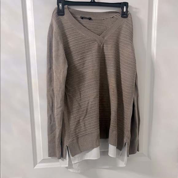 Long Sleeve V Neck Women’s Sweater - Picture 2 of 10